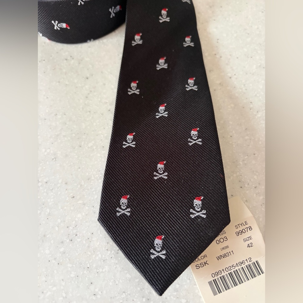 NWT Crewcuts Silk Black & Red Skull Crossbones Santa Christmas Tie. Sz. 42.